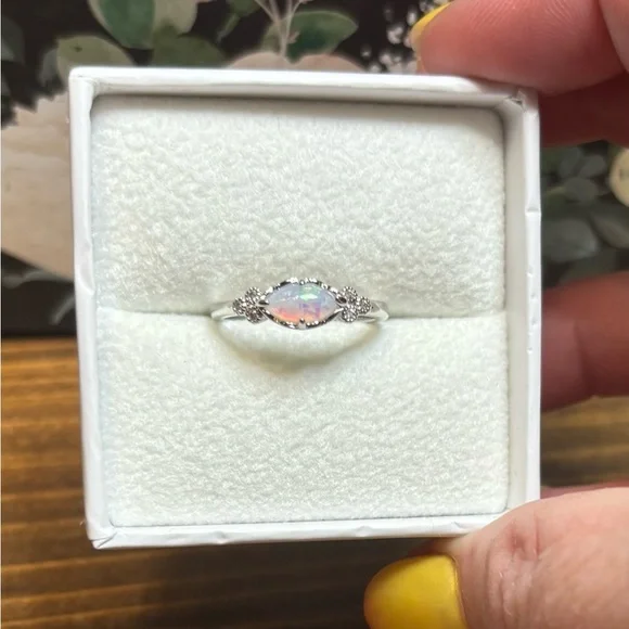 Stunning Sterling Silver White Fire Opal Ring. Size 8 Ring. - Picture 3 of 8